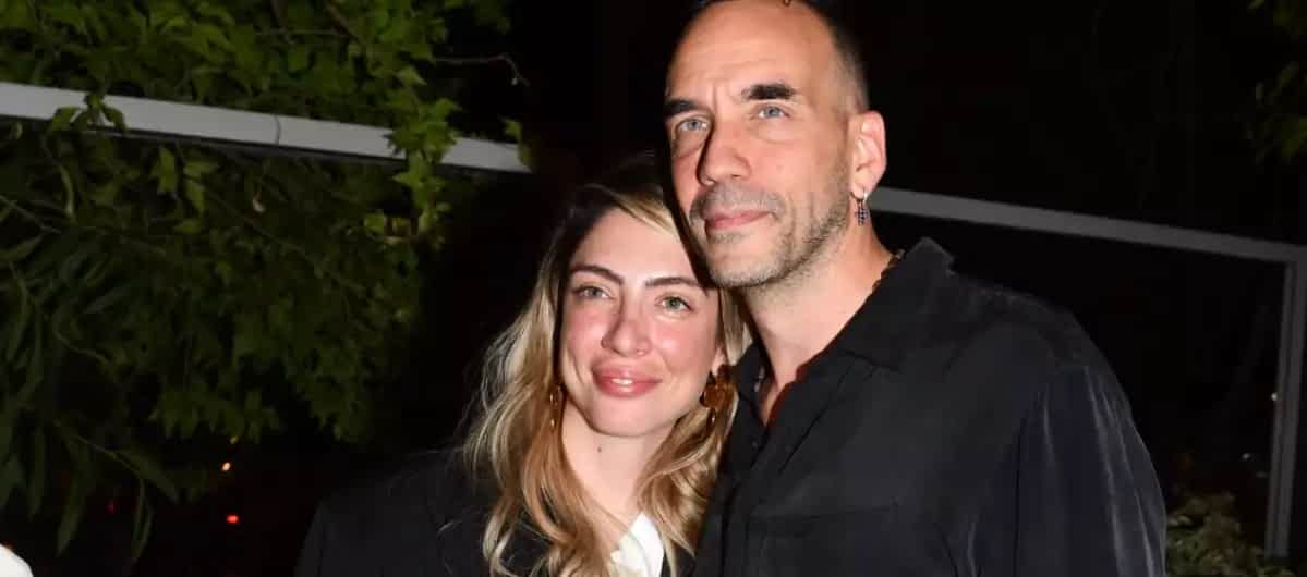Πάνος Μουζουράκης: Αγκαλιά με τη σύζυγό του, Μαριλού Κόζαρη στην παρουσίαση του νέου άλμπουμ του – Φωτογραφίες
