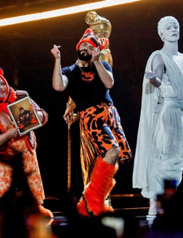 Ο Akylas στην σκηνή της Eurovision στην Βιέννη.