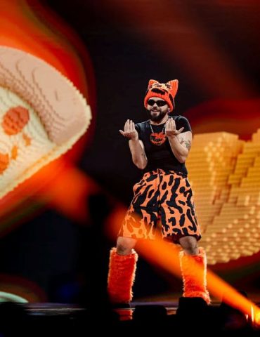 Ο Akylas στην σκηνή της Eurovision 2026, στον Α' Ημιτελικό.